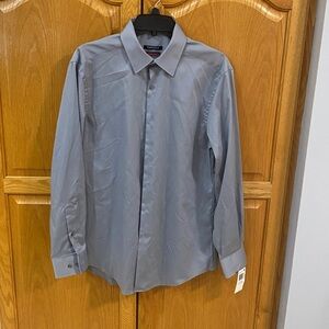 Van Heusen Light Gray Slim Fit Shirt 15 1/2 32/33. New with tags.